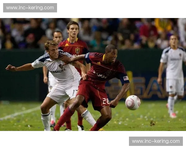 哈拉特臣攻防两端覆盖全面 里尔核心成球队反击发动机 哈拉特臣攻防两端覆盖全面 里尔核心成球队反击发动机