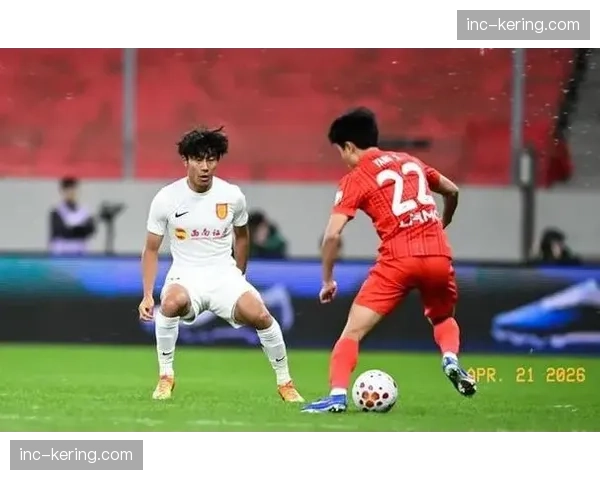 上海海港卫冕冠军陷入低迷 主场负升班马暴露防守问题